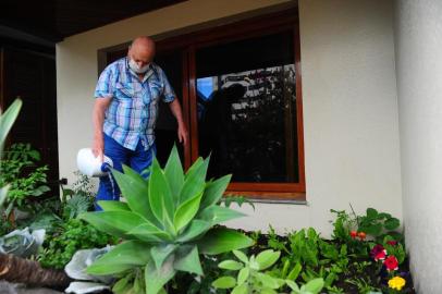  CAXIAS DO SUL, RS, BRASIL, 17/12/2020. Pauta sobre Presentes que 2020 me deu conta a história de Izalino Canali, 84 anos, que resolveu plantar uma horta na floreira do prédio onde mora, no bairro Jardim América. (Porthus Junior/Agência RBS)<!-- NICAID(14671357) -->