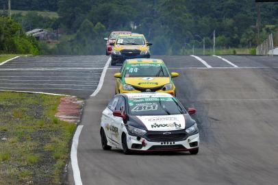           A prova 12 horas de Tarumã, a mais tradicional do automobilismo gaúcho, ocorre neste final de semana em Viamão. Ao menos duas equipes de Caxias do Sul participarão: a Associação Desportiva Caxiense (ADESCA), que será representada pelo piloto Maicon Roncen; e a Equipe Box 4, representada por Guilherme Perizzollo, Cristian Horbach e Rafael Gehrke.<!-- NICAID(14672285) -->