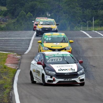           A prova 12 horas de Tarumã, a mais tradicional do automobilismo gaúcho, ocorre neste final de semana em Viamão. Ao menos duas equipes de Caxias do Sul participarão: a Associação Desportiva Caxiense (ADESCA), que será representada pelo piloto Maicon Roncen; e a Equipe Box 4, representada por Guilherme Perizzollo, Cristian Horbach e Rafael Gehrke.<!-- NICAID(14672285) -->