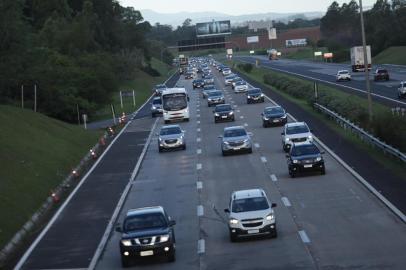  GLORINHA, RS, BRASIL - 02.11.2020 - Movimento na freeway em Glorinha. (Foto: Isadora Neumann/Agencia RBS)<!-- NICAID(14632551) -->