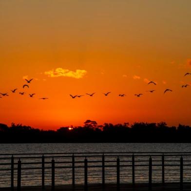  PORTO ALEGRE, RS, BRASIL - 03/06/2020Pôr-do-sol na Orla do Guaíba<!-- NICAID(14514748) -->