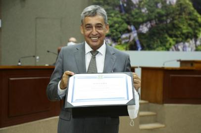  Em formato inédito, com a presença de apenas 20 dos candidatos eleitos em novembro, o Tribunal Regional Eleitoral (TRE) diplomou nesta sexta-feira (18) os vencedores da eleição municipal em Porto Alegre. A solenidade reuniu o prefeito eleito, Sebastião Melo (MDB), o vice Ricardo Gomes (DEM), e o vereador mais votado de cada bancada. Os demais acompanharam a cerimônia por videoconferência.<!-- NICAID(14672519) -->