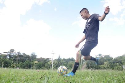  CAXIAS DO SUL, RS, BRASIL, 18/12/2020 - Alessandro Alves da Silva, menino que está arrecadando dinheiro para ir para Portugal fazer testes e tentar a carreira de jogador de futebol, por isso pedi que levasse uma bola e fosse com uniforme de treino. A família é super humilde e conta com muita ajuda para tentar realizar esse sonho. (Marcelo Casagrande/Agência RBS)<!-- NICAID(14672489) -->