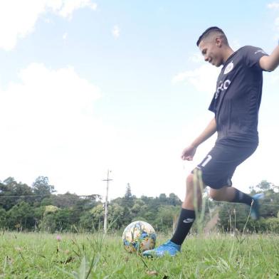  CAXIAS DO SUL, RS, BRASIL, 18/12/2020 - Alessandro Alves da Silva, menino que está arrecadando dinheiro para ir para Portugal fazer testes e tentar a carreira de jogador de futebol, por isso pedi que levasse uma bola e fosse com uniforme de treino. A família é super humilde e conta com muita ajuda para tentar realizar esse sonho. (Marcelo Casagrande/Agência RBS)<!-- NICAID(14672489) -->