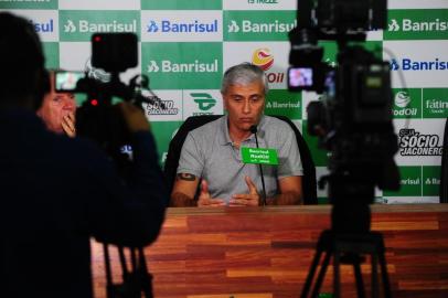  CAXIAS DO SUL, RS, BRASIL, 16/03/2020. Coletiva com Walter Dal Zotto Jr (D), presidente do Juventude e com Osvaldo Pioner (E), vice-presidente de futebol. Na coletiva, foi anunciada oficialmente a saída do técnico Marquinhos Santos do comando da equipe. (Porthus Junior/Agência RBS)<!-- NICAID(14453411) -->