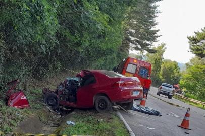 O motorista e o passageiro de um Prisma vermelho morreram em um acidente na RS-122, em Antônio Prado, na manhã deste sábado (19). Segundo o Grupo Rodoviário, o automóvel colidiu frontalmente com um caminhão. O acidente aconteceu por volta das 6h40min no quilômetro 116 da rodovia estadual que liga Antônio Prado e Flores da Cunha.<!-- NICAID(14672709) -->