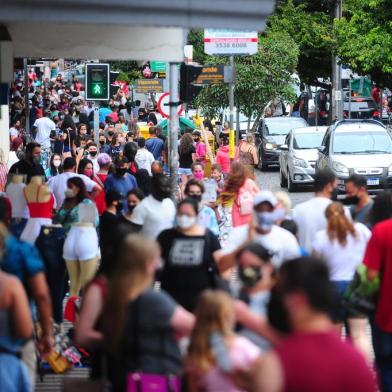  CAXIAS DO SUL, RS, BRASIL, 19/12/2020. Movimento no comércio no último fim de semana antes do Natal. Muita gente pelas ruas apesar da pandemia. Maioria de máscaras, aproveitando para fazer as compras natalinas. (Porthus Junior/Agência RBS)<!-- NICAID(14672719) -->