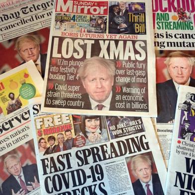  An arrangement of UK daily newspapers photographed as an illustration in Liverpool on December 20, 2020, shows front page headlines reporting on the story of Britains Prime Minister Boris Johnson introducing new tougher coronavirus COVID-19 restrictions for London and the South East of England, cancelling Christmas gatherings for those in the new tier 4 category. - British Prime Minister Boris Johnson on Saturday announced a stay at home order for London and southeast England to slow a new coronavirus strain that is significantly more infectious. He ordered new restrictions for London and south-eastern England from Sunday, saying that residents in those areas must stay at home at least until December 30. The measures will mean around a third of Englands population cannot travel or meet other households for Christmas. (Photo by Paul ELLIS / AFP)Editoria: POLLocal: LiverpoolIndexador: PAUL ELLISSecao: news mediaFonte: AFPFotógrafo: STF<!-- NICAID(14673222) -->