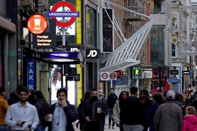  Pedestrians, some wearing a face mask or covering due to the COVID-19 pandemic, walk past closed shops on Oxford Street in central London on December 20, 2020. - British Health Secretary Matt Hancock said Sunday that the government has imposed a strict Christmas lockdown in London and southeast England because a new strain of the coronavirus was out of control. Around 16.4 million people entered the strictest tier four measures from Sunday, or 31 percent of Englands population. They are not allowed to hold family gatherings for Christmas, while in the rest of the country households are allowed to mix on Christmas Day alone. (Photo by Niklas HALLEN / AFP)Editoria: HTHLocal: LondonIndexador: NIKLAS HALLENSecao: diseaseFonte: AFPFotógrafo: STR<!-- NICAID(14673223) -->