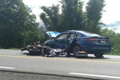 Um acidente na tarde deste domingo (20) em Bento Gonçalves resultou na morte de um homem de 51 anos. Segundo a Polícia Rodoviária Federal (PRF), a colisão transversal entre um Ford Fusion e uma motocicleta aconteceu no Km 203 da BR-470, próximo ao distrito de Tuiuty.A vítima era o condutor da moto e morreu na hora. A caroneira foi encaminhada ao Hospital Tacchini gravemente ferida. O motorista do carro teve lesões leves.<!-- NICAID(14673266) -->