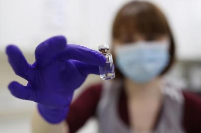 An NHS pharmacy technician holds a vial as she simulates the preparation of the Pfizer-BioNTech coronavirus vaccine, during a staff training session ahead of the vaccines rollout next week, at the Royal Free Hospital in London on December 4, 2020. - Britain insisted Friday its world-first approval of the Pfizer-BioNTech coronavirus COVID-19 vaccine met all safety standards, striving to tamp down any public unease after US and European officials queried the rapid process. The UKs drugs regulator gave emergency approval for the vaccine on Wednesday, and the government plans to start rolling it out next week. (Photo by Yui Mok / POOL / AFP)<!-- NICAID(14662823) -->