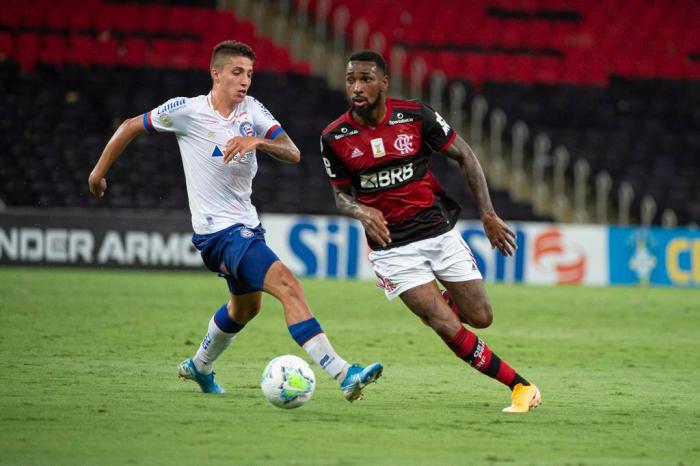 Jogador do Flamengo dá soco em companheiro durante treino - 15/08/2023 -  Esporte - Folha