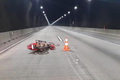 Moto tomba dentro de túnel e condutor morre na BR-101, em Osório, na madrugada desta segunda-feira.<!-- NICAID(14673350) -->