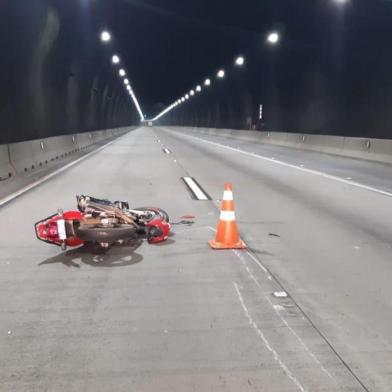 Moto tomba dentro de túnel e condutor morre na BR-101, em Osório, na madrugada desta segunda-feira.<!-- NICAID(14673350) -->