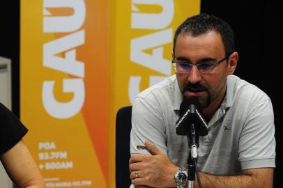  CAXIAS DO SUL, RS, BRASIL, 13/02/2020. Show dos Esportes tem a goleira do Brasil de Farroupilha, Gil, como convidada. Gabriel Marchet, diretor do Brasil-Far, acompanhou a atleta. (Porthus Junior/Agência RBS)<!-- NICAID(14419123) -->