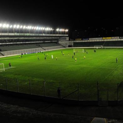  CAXIAS DO SUL, RS, BRASIL, 06/08/2019. Treino noturno do Juventude. Técnico Marquinhos Santos orientou a equipe no estádio Alfredo Jaconi. O Ju está disputatndo a série C do Campeonato Brasileiro. (Porthus Junior/Agência RBS)<!-- NICAID(14195406) -->