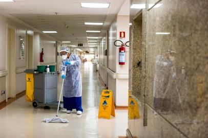  CANOAS, RS, BRASIL, 13-08-2020: A auxiliar de higienizacao do HU Hospital Universitario, Sandra Martins da Silva, 52 anos, durante o trabalho de limpeza na instituicao. Assim como outros profissionais da saude, os trabalhadores da limpeza atuam na linha de frente de combate a pandemia de covid 19 nos hospitais. (Foto: Mateus Bruxel / Agencia RBS)Indexador: Mateus Bruxel<!-- NICAID(14567205) -->