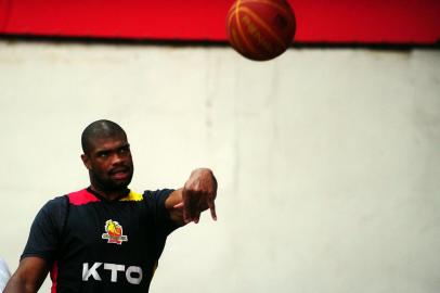  CAXIAS DO SUL, RS, BRASIL, 17/12/2020. Treino do KTO/Caxias do Sul Basquete no ginásio do Vascão. A KTO está disputando o NBB 2020.  Na foto, pivô Adriano Big.  (Porthus Junior/Agência RBS)<!-- NICAID(14671484) -->