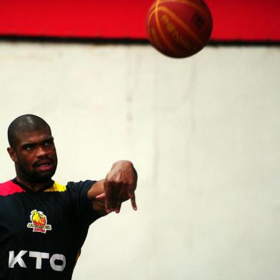  CAXIAS DO SUL, RS, BRASIL, 17/12/2020. Treino do KTO/Caxias do Sul Basquete no ginásio do Vascão. A KTO está disputando o NBB 2020.  Na foto, pivô Adriano Big.  (Porthus Junior/Agência RBS)<!-- NICAID(14671484) -->