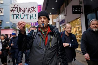  A protester holds up a placard as he takes part in an anti-lockdown protest against government restrictions designed to control or mitigate the spread of the novel coronavirus, including the wearing of masks and lockdowns, in London on November 28, 2020. (Photo by Tolga Akmen / AFP)Editoria: HTHLocal: LondonIndexador: TOLGA AKMENSecao: demonstrationFonte: AFPFotógrafo: STR<!-- NICAID(14662122) -->