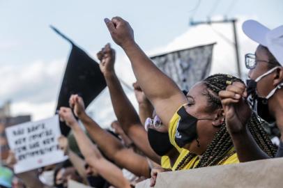  PORTO ALEGRE, RS, BRASIL, 20/11/2020- Um protesto em frente ao Carrefour do bairro Passo D¿areia reuniu em torno de 40 manifestantes, no fim da manhã desta sexta-feira (20). Faixas e cartazes relembravam a morte de João Alberto Silveira Freitas, de 40 anos, espancado e asfixiado no estacionamento do supermercado. Foto: Marco Favero \ Agencia RBS.<!-- NICAID(14649317) -->