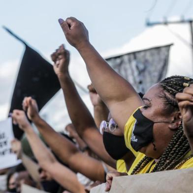  PORTO ALEGRE, RS, BRASIL, 20/11/2020- Um protesto em frente ao Carrefour do bairro Passo D¿areia reuniu em torno de 40 manifestantes, no fim da manhã desta sexta-feira (20). Faixas e cartazes relembravam a morte de João Alberto Silveira Freitas, de 40 anos, espancado e asfixiado no estacionamento do supermercado. Foto: Marco Favero \ Agencia RBS.<!-- NICAID(14649317) -->