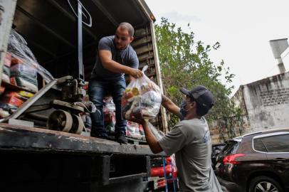  PORTO ALEGRE, RS, BRASIL - 07.05.2020 - Chegada de doações na sede administrativa da FASC. (Foto: Marco Favero/Agencia RBS)<!-- NICAID(14494824) -->