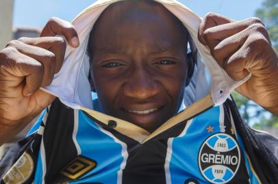  PORTO ALEGRE, RS, BRASIL - Jogador haitiano contratado para a base do Grêmio. O Grêmio assinou com o primeiro jogador haitiano da história do clube. É o menino Ganael Gay, 15 anos. Ele está no país há pouco mais de um ano, tem contrato de formação, mas já é considerado um fenômeno, tanto que o empresário colocou ele e e família em um apartamento e tá bancando tudo. Foto: Jefferson Botega  / Agencia RBSIndexador: Jefferson Botega<!-- NICAID(14673659) -->