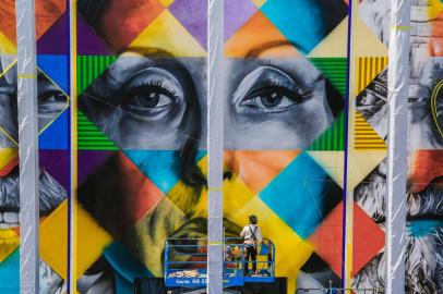  Lajeado, RS, BRASIL, 23/01/2020: Para comemorar os 50 anos, a Universidade do Vale do Taquari - Univates recebe uma obra do artista Eduardo Kobra, um dos mais reconhecidos muralistas da atualidade. A fachada do Prédio 1 da universidade exibe a ilustração de três importantes personalidades para a educação: Clarice Lispector, Darcy Ribeiro e Paulo Freire. (Foto: Omar Freitas / Agência RBS)Indexador: Omar Freitas<!-- NICAID(14396257) -->