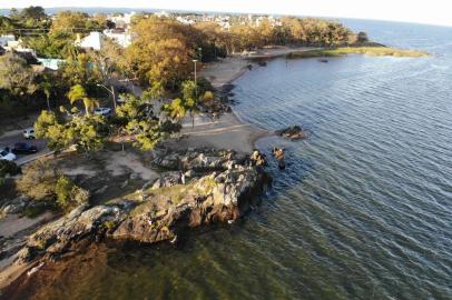 Morador de Dom Feliciano, Plínio Abel Alexandre fotografou e filmou a Lagoa dos Patos, na orla de São Lourenço do Sul, cristalina como o Caribe. Fenômeno ocorreu devido aos ventos, à salinização e à estiagem.<!-- NICAID(14487025) -->