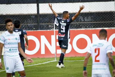 Operário X Juventude PR - SÉRIE B/OPERÁRIO X JUVENTUDE - ESPORTES - Comemoração do gol de Ricardo Bueno, do Operário, marcado diante do Juventude, durante   partida válida pela trigésima primeira rodada do Campeonato Brasileiro, série B 2020,   realizada no Estádio Germano Krüger, em Ponta Grossa (PR), na tarde dessa terça-feira   (22).   22/12/2020 - Foto: MAURO FANHA/ISHOOT/ESTADÃO CONTEÚDOEditoria: ESPORTESLocal: PONTA GROSSAIndexador: MAURO FANHAFonte: iShootFotógrafo: ISHOOT<!-- NICAID(14675099) -->