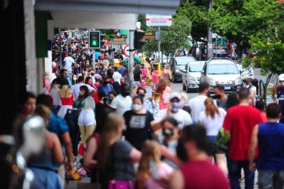  CAXIAS DO SUL, RS, BRASIL, 19/12/2020. Movimento no comércio no último fim de semana antes do Natal. Muita gente pelas ruas apesar da pandemia. Maioria de máscaras, aproveitando para fazer as compras natalinas. (Porthus Junior/Agência RBS)<!-- NICAID(14672719) -->