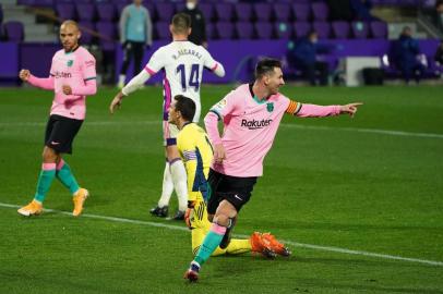  Barcelonas Argentine forward Lionel Messi celebrates after scoring a goal  during the Spanish league football match between Real Valladolid FC and FC Barcelona at the Jose Zorilla stadium in Valladolid on December 22, 2020. (Photo by Cesar Manso / AFP)Editoria: SPOLocal: ValladolidIndexador: CESAR MANSOSecao: soccerFonte: AFPFotógrafo: STR<!-- NICAID(14675437) -->