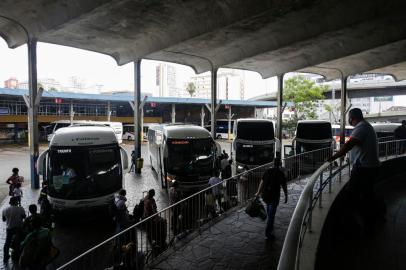  PORTO ALEGRE, RS, BRASIL, 23-12-2020: Movimentaçãoo na Estação Rodoviária, na região central. Governo vai lancar em janeiro o edital para contratar empresa responsável pela estação. (Foto: Mateus Bruxel / Agencia RBS)Indexador: Mateus Bruxel<!-- NICAID(14675933) -->