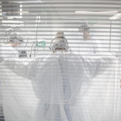  PORTO ALEGRE, RS, BRASIL - 29.05.2020 - Reportagem de Gaúcha ZH acompanhou algumas horas do trabalho dos profissionais da UTI para pacientes com covid do Grupo Hospitalar Nossa Senhora da Conceição. (Foto: Jefferson Botega/Agencia RBS)Indexador: Jefferson Botega<!-- NICAID(14512748) -->