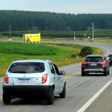  SÃO FRANCISCO DE PAULA, RS, BRASIL, 23/12/2020. Movimento na RS-453 (Rota do Sol), no feriado de Natal. Não hove congestionamentos e o fluxo dos carros foi constante. Na foto, trecho próximo do Km 210 (no pardal) após Lajeado Grande. (Porthus Junior/Agência RBS)<!-- NICAID(14676202) -->