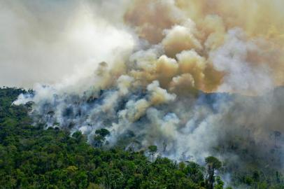  Aerial view of a burning area of Amazon rainforest reserve, south of Novo Progresso in Para state, on August 16, 2020. (Photo by CARL DE SOUZA / AFP)Editoria: ENVLocal: Novo ProgressoIndexador: CARL DE SOUZASecao: natural resourcesFonte: AFPFotógrafo: STF<!-- NICAID(14674955) -->