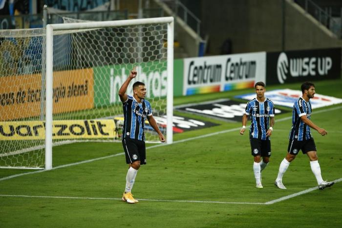 Grêmio treina e viaja à tarde para São Paulo