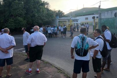 As linhas de ônibus da empresa Presidente Vargas, pertencente ao consórcio Via Leste, não circulam na manhã desta quinta-feira (24) em Porto Alegre. Rodoviários realizam um protesto em frente a garagem no bairro Glória.<!-- NICAID(14676535) -->