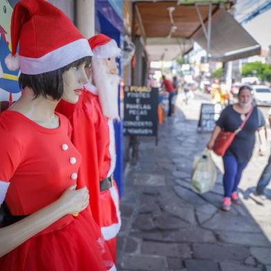  PORTO ALEGRE, RS, BRASIL, 24/12/2020- Último dia das compras de Natal. Local das fotos: Av. Assis Brasil.  Foto: Isadora Neumann  / Agencia RBSIndexador: ISADORA NEUMANN<!-- NICAID(14676591) -->