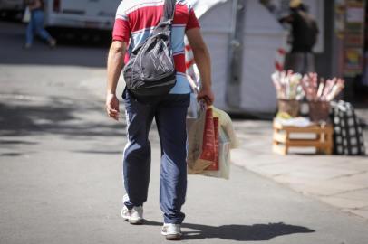  PORTO ALEGRE, RS, BRASIL, 24/12/2020- Último dia das compras de Natal. Local das fotos: Centro Histórico.  Foto: Isadora Neumann  / Agencia RBSIndexador: ISADORA NEUMANN<!-- NICAID(14676596) -->