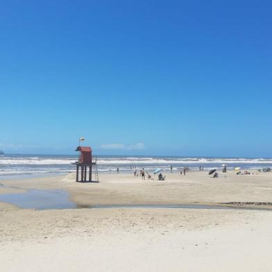 Pouco movimento na faixa de areia de Tramandaí na véspera de Natal, sob restrições provocadas pela pandemia de coronavírus<!-- NICAID(14676647) -->