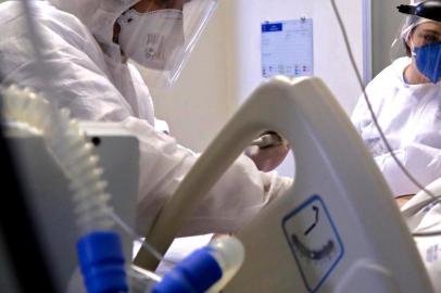  A patient infected with COVID-19 is treated at the Intensive Care Unit of the Santa Casa de Misericordia Hospital in Porto Alegre, Brazil, on August 13, 2020. - The occupancy of ICU beds by COVID-19 patients has risen and reached the highest mark since the beginning of the pandemic in Porto Alegre, where only a 9.4% of UCI beds remain empty. (Photo by SILVIO AVILA / AFP)Editoria: HTHLocal: Porto AlegreIndexador: SILVIO AVILASecao: diseaseFonte: AFPFotógrafo: STR<!-- NICAID(14570352) -->