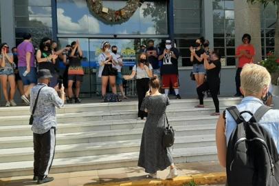 Protesto da cultura em frente à prefeitura. Manifestantes reclamam da demora no pagamento dos recursos da lei Aldir Blanc<!-- NICAID(14676707) -->