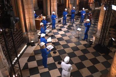 Concerto natalino no interior da Catedral de Notre-Dame<!-- NICAID(14676780) -->