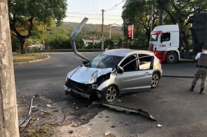 O motorista de um Honda HRV-V bateu e derrubou um poste na Avenida Bento Gonçalves, em Porto Alegre, na manhã desta sexta-feira (25). O homem de 28 anos não é habilitado, recusou a fazer o teste do bafômetro e será levado para a delegacia.<!-- NICAID(14676781) -->