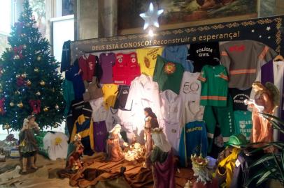 Homenagem no presépio de São PelegrinoOs presépios montados na escadaria e junto ao altar são os destaques da decoração natalina da Igreja São Pelegrino até 6 de janeiro, Dia de Reis. No altar, chama a atenção um conjunto de camisas e uniformes de diversas entidades, órgãos públicos, estabelecimentos comerciais e de saúde, além de profissionais que atuam no bairro e na comunidade local. Entram aí o Emercor, a Pastoral das Pessoas em Situação de Rua, O Samae, os colégios La Salle e São Carlos, o Mercado Itália, os Correios, os Médicos de Rua, a Pastoral da Pessoa Idosa, o Uber Eats, o Corpo de Bombeiros, entre vários outros.  ¿É uma homenagem a quem trabalha pela vida¿, resume o pároco de São Pelegrino, padre Leonardo Inácio Pereira.<!-- NICAID(14676912) -->