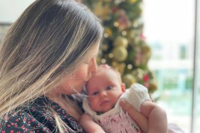 Daiana Garbin e Tiago Leifert mostram foto da filha pela primeira vez