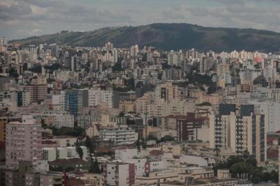  PORTO ALEGRE, RS, BRASIL - 2019.01.16 - Vista de cima da cidade de Porto Alegre, com bairros e prédios. Foto para ilustrar matérias sobre valores médios de IPTU da cidade. (Foto: ANDRÉ ÁVILA/ Agência RBS)Indexador: Andre Avila<!-- NICAID(13918546) -->