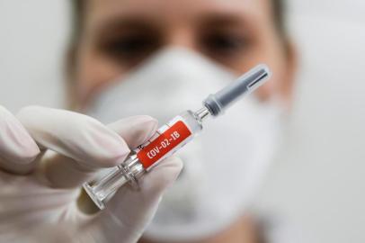 PORTO ALEGRE, RS, BRASIL, 01-09-2020: Uma enfermeira com a vacina CoronaVac em teste no Centro de Pesquisas Clinicas do Hospital Sao Lucas, da Pucrs. A medica anestesista dra Alice Becker Teixeira, do GHC, é uma das voluntárias e receberá esta dose da vacina, do laboratório chines SinoVac em parceria com o Istituto Butantan, contra o coronavirus. (Foto: Mateus Bruxel / Agencia RBS)Indexador: Mateus Bruxel<!-- NICAID(14581602) -->